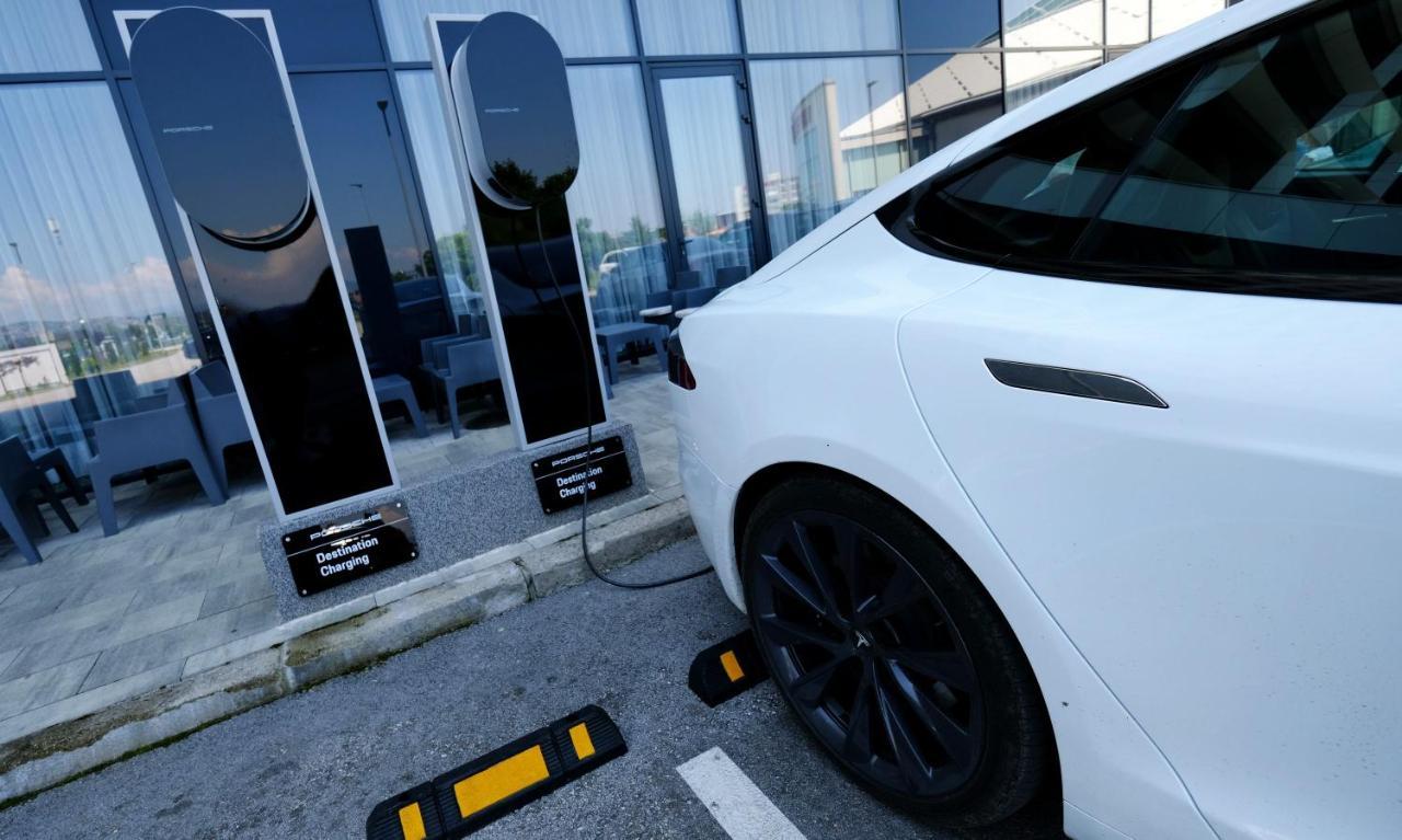 Hotel Hills Sarajevo Congress & Thermal Spa Resort Ilidža Εξωτερικό φωτογραφία Tesla Model S charging at a Supercharger station